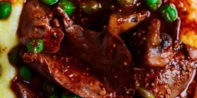 Тушеная печень кролика в винном соусе с полентой: гастрономический сюрприз