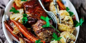 Ароматные запеченные свиные ребра с овощами: блюдо, которое покорит ваши вкусовые рецепторы