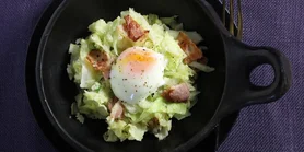 Ірландський колканнон із хрустким беконом і яйцем пашот