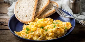 Рецепт скрамблу на сніданок і не тільки