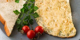 Омлет із сиром та кунжутом: рецепт для швидких ранків