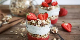 Нічна вівсянка з полуницею та чіа: сніданок, готовий звечора