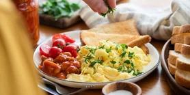 Скрэмбл с овощами: рецепт свежего и легкого завтрака: рецепт свежего и легкого завтрака