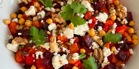 Яркий салат из нута, свеклы и феты с лимонно-чесночной заправкой