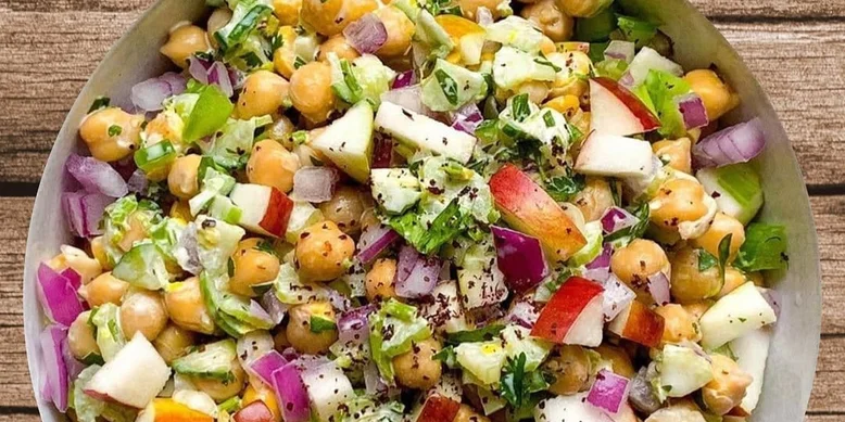 Салат из капусты, нута и овощей: легкий, полезный и хрустящий