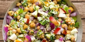 Салат из капусты, нута и овощей: легкий, полезный и хрустящий