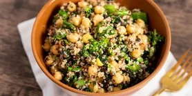 Легкий салат из киноа и зелени с ароматной нутовой заправкой