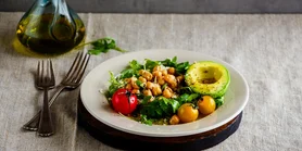 Рецепт салату Зелена богиня з нутом та свіжими овочами