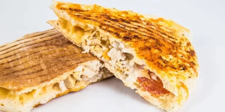 Сырный сэндвич с салатом из тунца