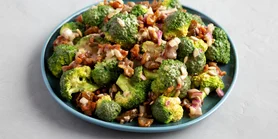 Салат с брокколи и беконом: рецепт сытного перекуса с витаминами и клетчаткой