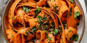 Морковный салат с изюмом: весенняя польза в одной тарелке