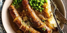 Настоящие британские колбаски-бангеры с пюре и луковой подливкой