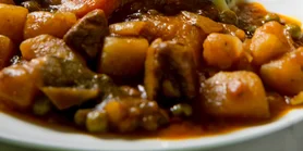 Дублинский коддл: ирландская колбаса с картофельным рагу