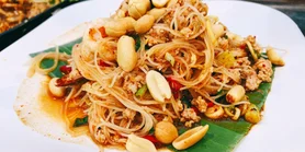 Салат з локшиною з курячим сатаєм: рецепт ситного обіду