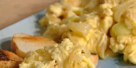 Завтрак по-французски: рецепт лукового омлета с хрустящими гренками