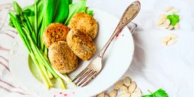 Гречані котлети із соусом з перців: домашній пісний рецепт