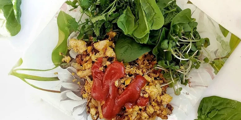 Веганская альтернатива яичнице: тофу-скрамбл с сырным вкусом без сыра