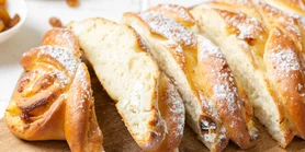 Вологий та м'який: рецепт бріоша з мигдалевим кремом