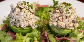 Салат с курицей в авокадо: рецепт полезного ланча