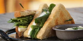 Сэндвичи со шпинатом и артишоками на гриле с сыром