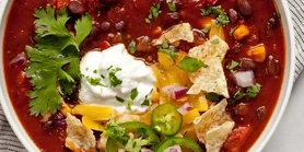 Сытный чили из черной фасоли