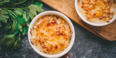 Пикантная овсяная запеканка для завтрака: рецепт сытной кассероли