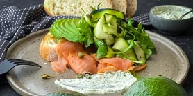 Салат с лососем, огурцом и авокадо: рецепт к обеду