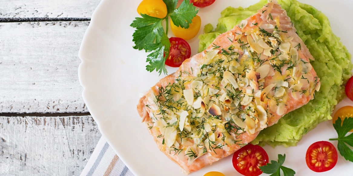 Жареный лосось : рецепт с лимоном и соусом из зелени