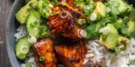 Рисовый боул с хрустящим лососем: легкий обед в тарелке