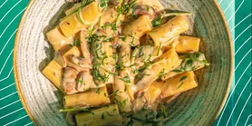 Паста с курицей-гриль в сливочном соусе: идеальный ужин за считанные минуты