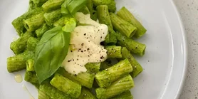 Зеленый салат с пастой и мисо-дрессингом: свежесть и насыщенный вкус