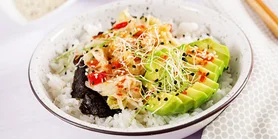 Боул с курицей и рисом: рецепт со вкусами ближнего востока