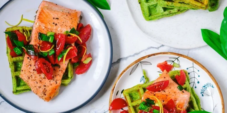 Лосось и сырные вафлями с черемшой: аппетитный сезонный дуэт