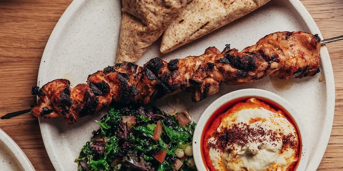 Курячі шашлики на грилі з білковим соусом Тум: рецепт до смачного обіду