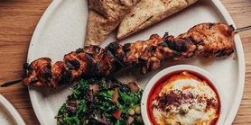 Курячі шашлики на грилі з білковим соусом Тум: рецепт до смачного обіду