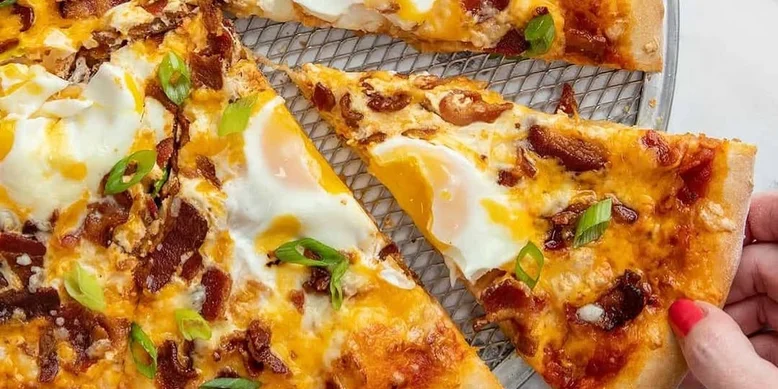 Утренняя пицца с колбасой, яйцами, шпинатом и сливками: рецепт на завтрак