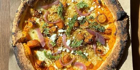 Морквяна піца: рецепт з сиром фонтіна та червоною цибулею