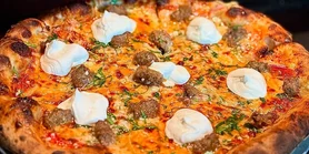 Пицца с колбасками и фенхелем: простой рецепт на сковороде