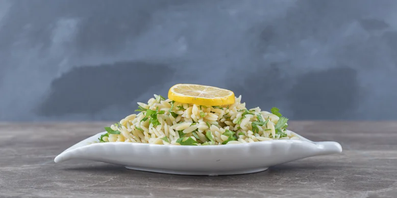 Лимонная паста с орзо, спаржей и чесночными сухариками