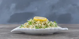 Лимонна паста з орзо, спаржею та часниковими сухариками