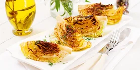 Молодая капуста, запеченная в духовке с медово-горчичной заправкой