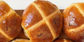 Британская Пасха: рецепт крестовых булочек к чаю