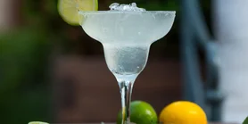 Велика порція Маргарити фроузен до вечірки з друзями