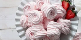 Коллагеновый десерт: рецепт клубничного зефира с кинзой