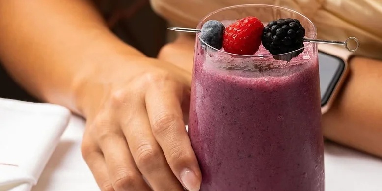 Ягодный смузи: рецепт полезного перекуса и десерта