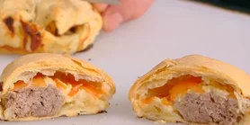 Сочная котлета с сыром в хрустящем слоеном тесте