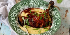 Нежная курица в ароматном винном соусе с кремовой полентой