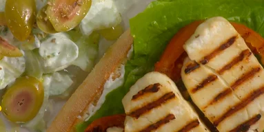 Греческое наслаждение: сэндвич с халуми и идеальный салат цацики