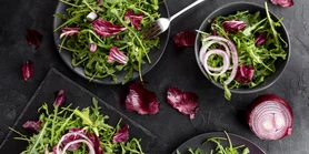 Для весняного настрою. Простий салат з кульбабками