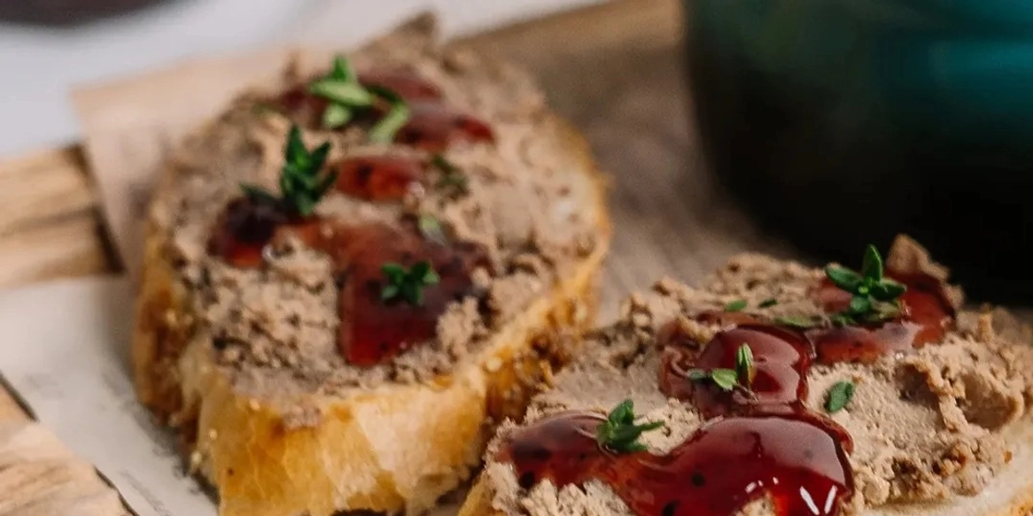 Домашний печеночный паштет с ягодным конфитюром: нежный вкус и польза в одном блюде